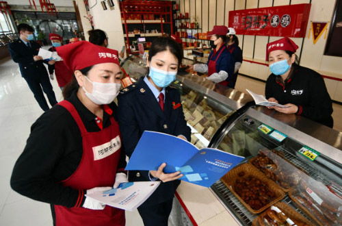 遼寧稅務(wù)創(chuàng)新服務(wù) 線上宣傳與線下服務(wù)融合，美甲服務(wù)點(diǎn)亮稅收宣傳月新模式